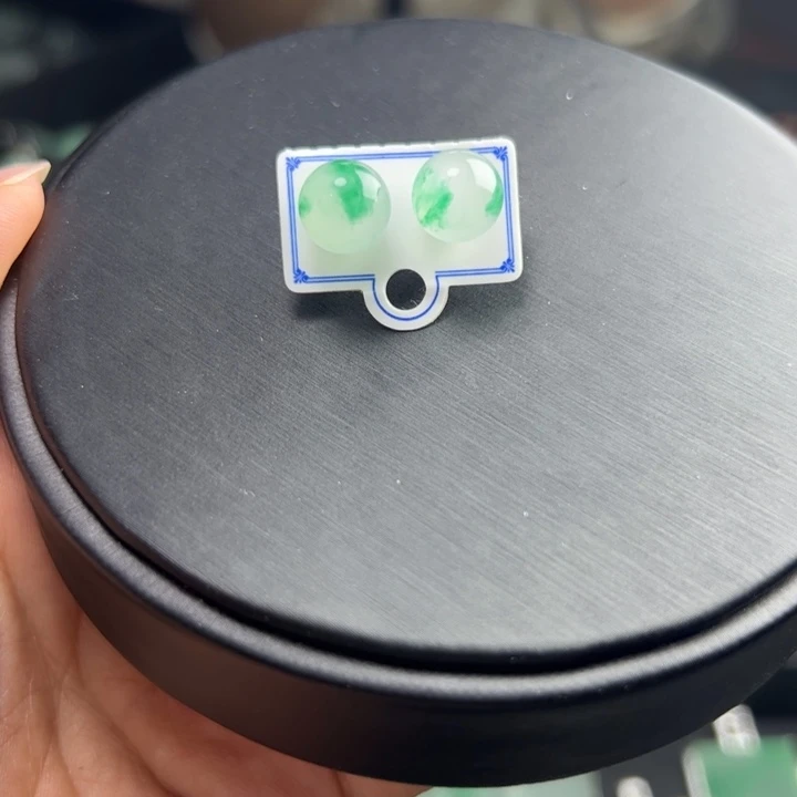 石英质玉（非洲翠）未镶嵌耳钉