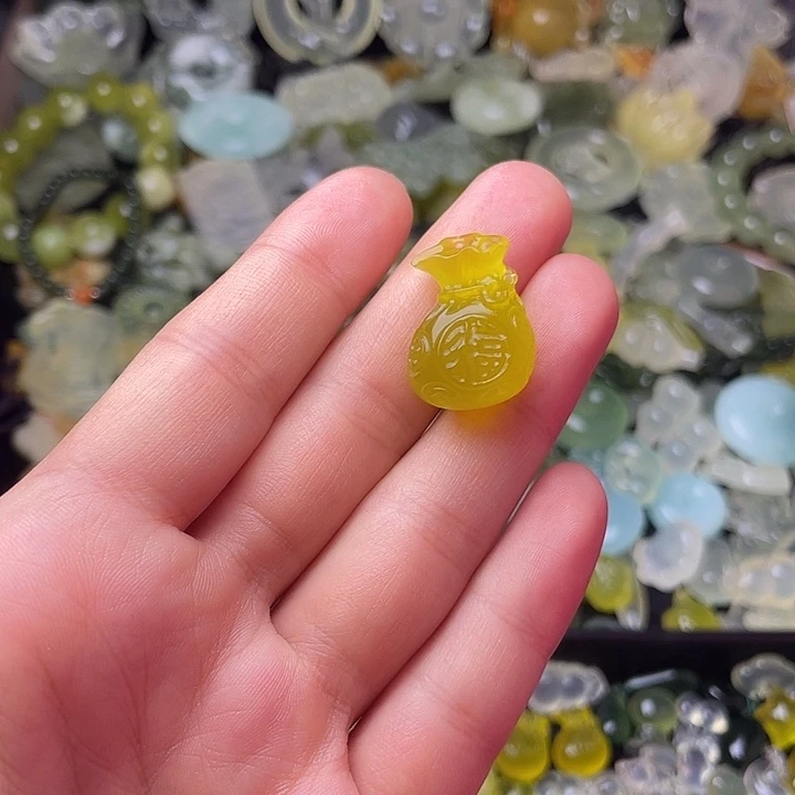 蛇纹石玉合金颈饰钱袋子