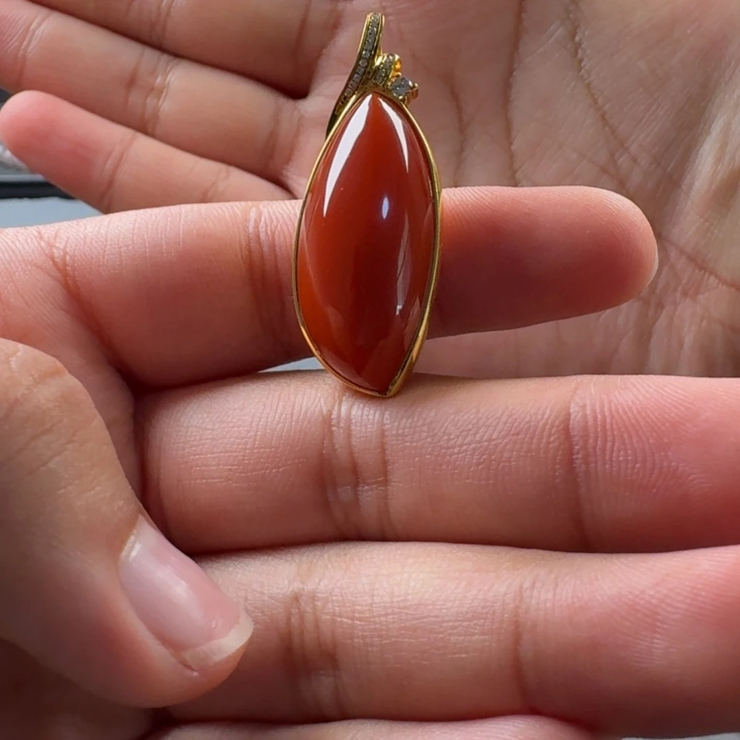 南红玛瑙18K金镶嵌马眼吊坠39.4*15mm