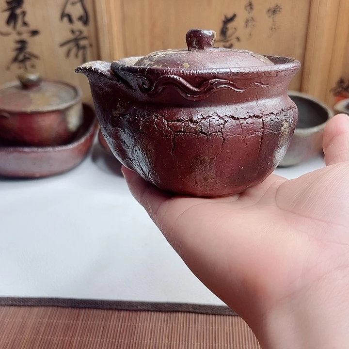 杯备前烧，手捻宝瓶，款自查