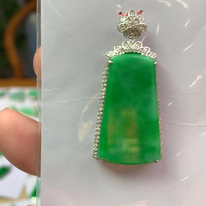 翡翠18K金镶嵌颈饰翡翠吊坠