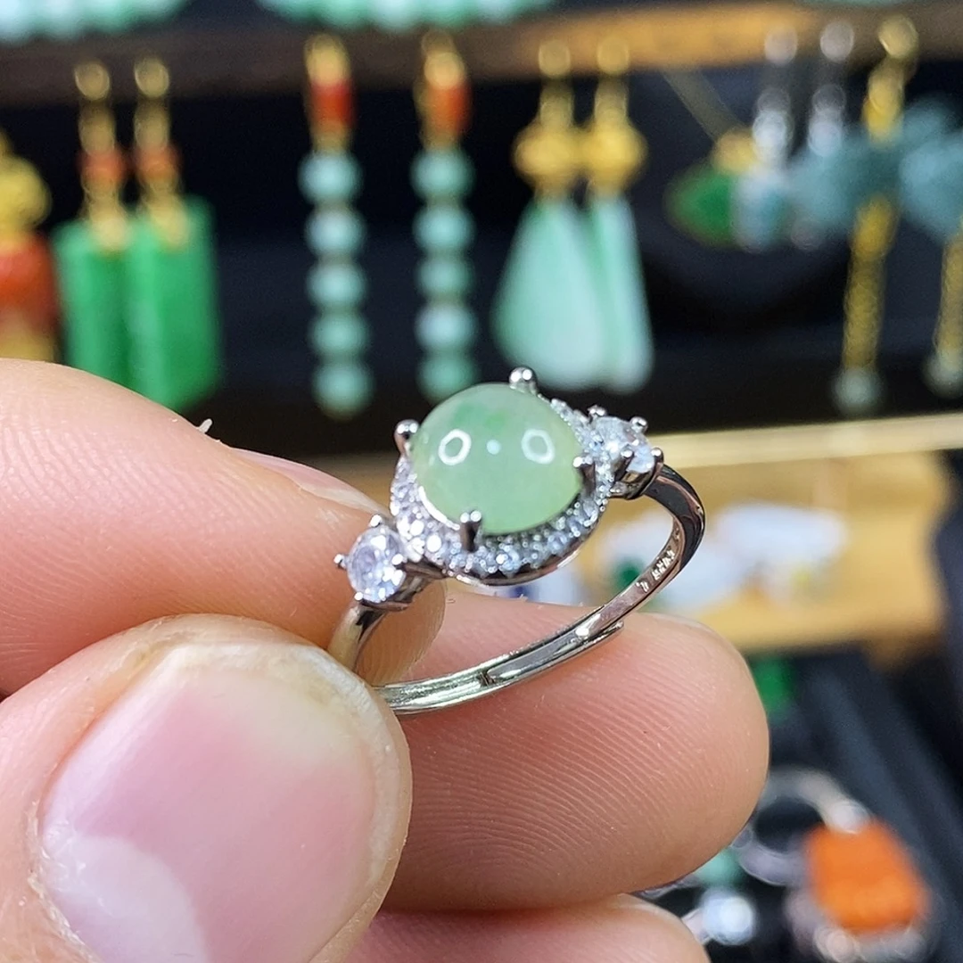 颈饰未镶嵌翡翠戒指