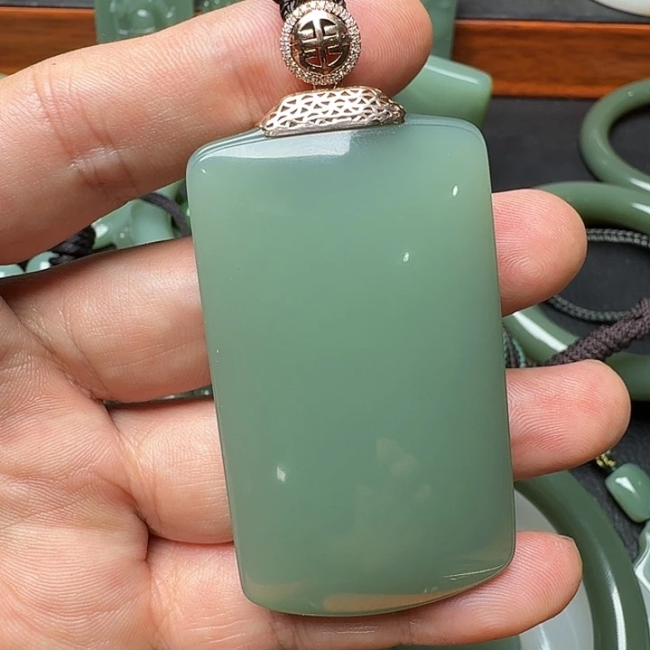 一***切和田玉未镶嵌颈饰