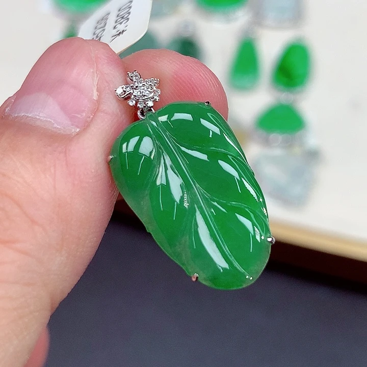 半***人翡翠18K金镶嵌颈饰