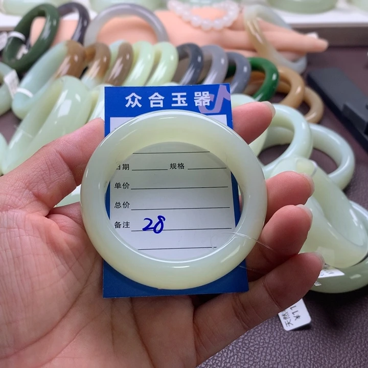 未镶嵌手镯和田玉有小包容
