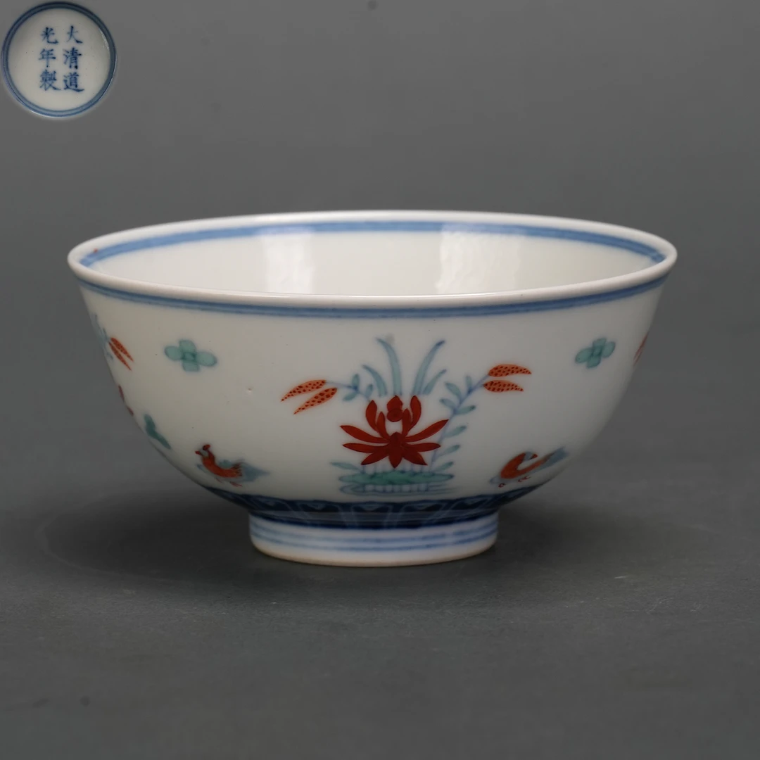 LOT 022215  清道光 斗彩荷塘鸳鸯纹碗【古董拍卖】