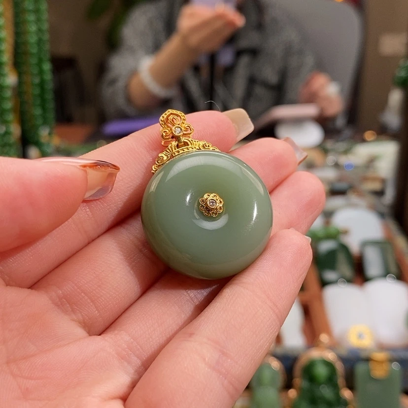 【闪购商品】吊坠(赠链)18K金镶嵌和田玉