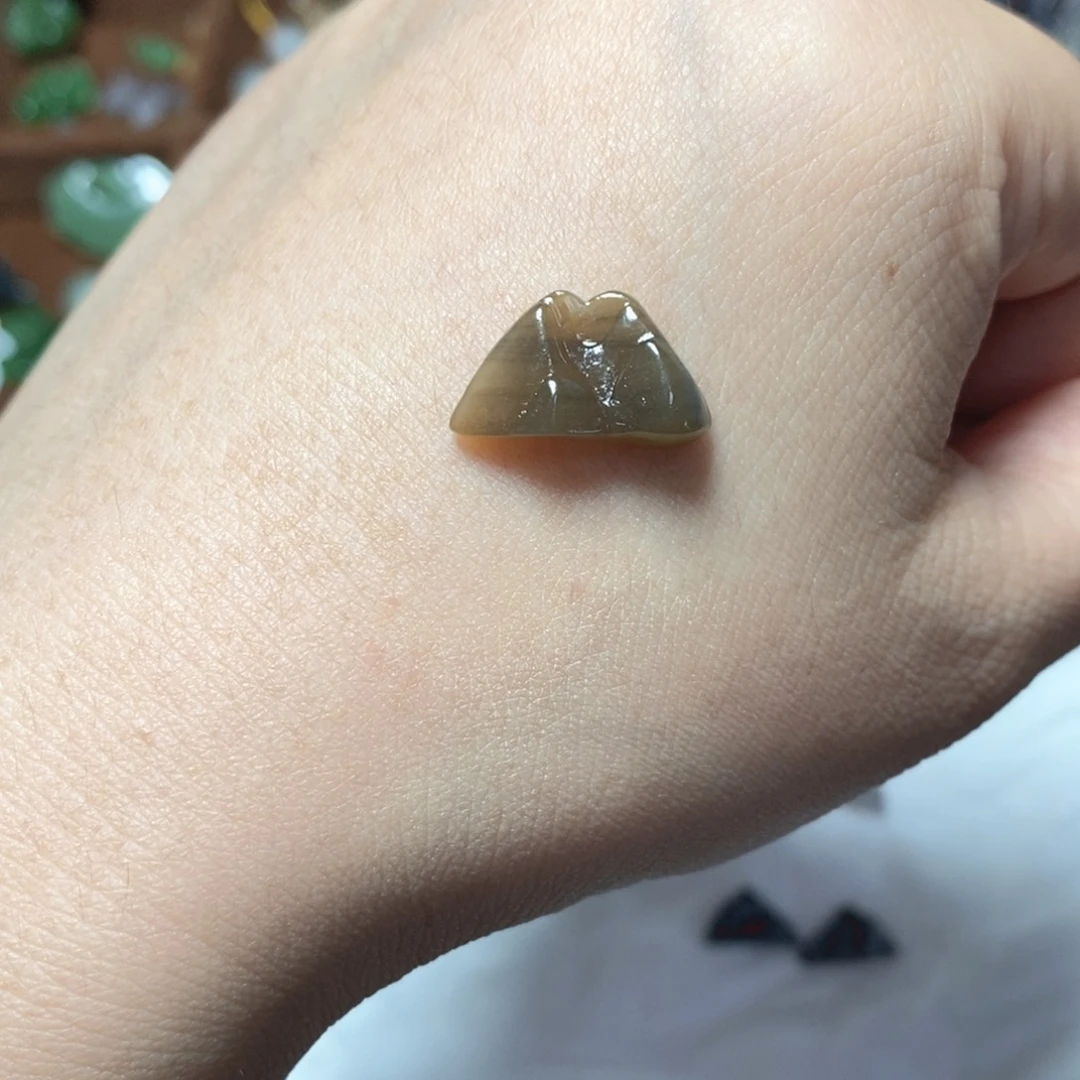 颈饰未镶嵌和田玉沙漠色小山