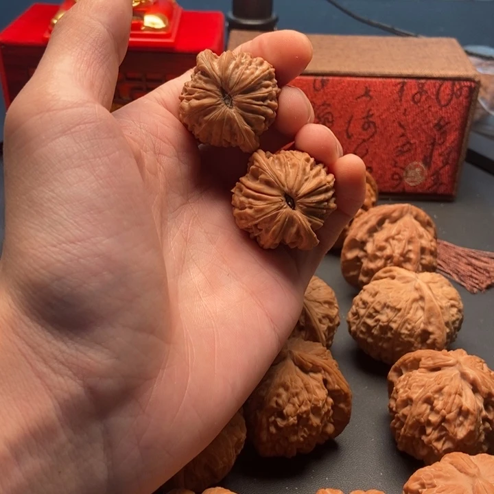 李***？文玩核桃吊坠磨盘