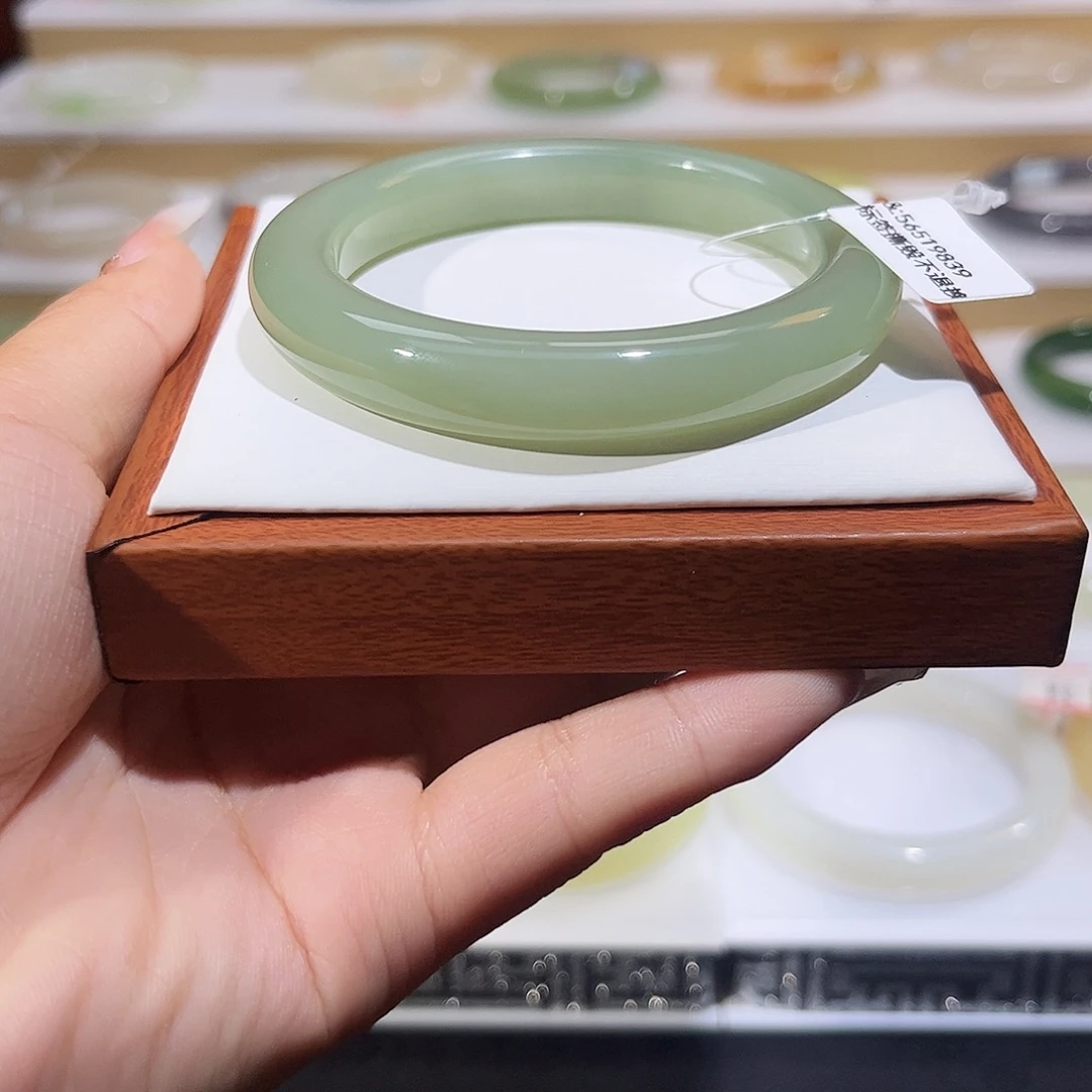 和田玉未镶嵌手镯浅湖水绿