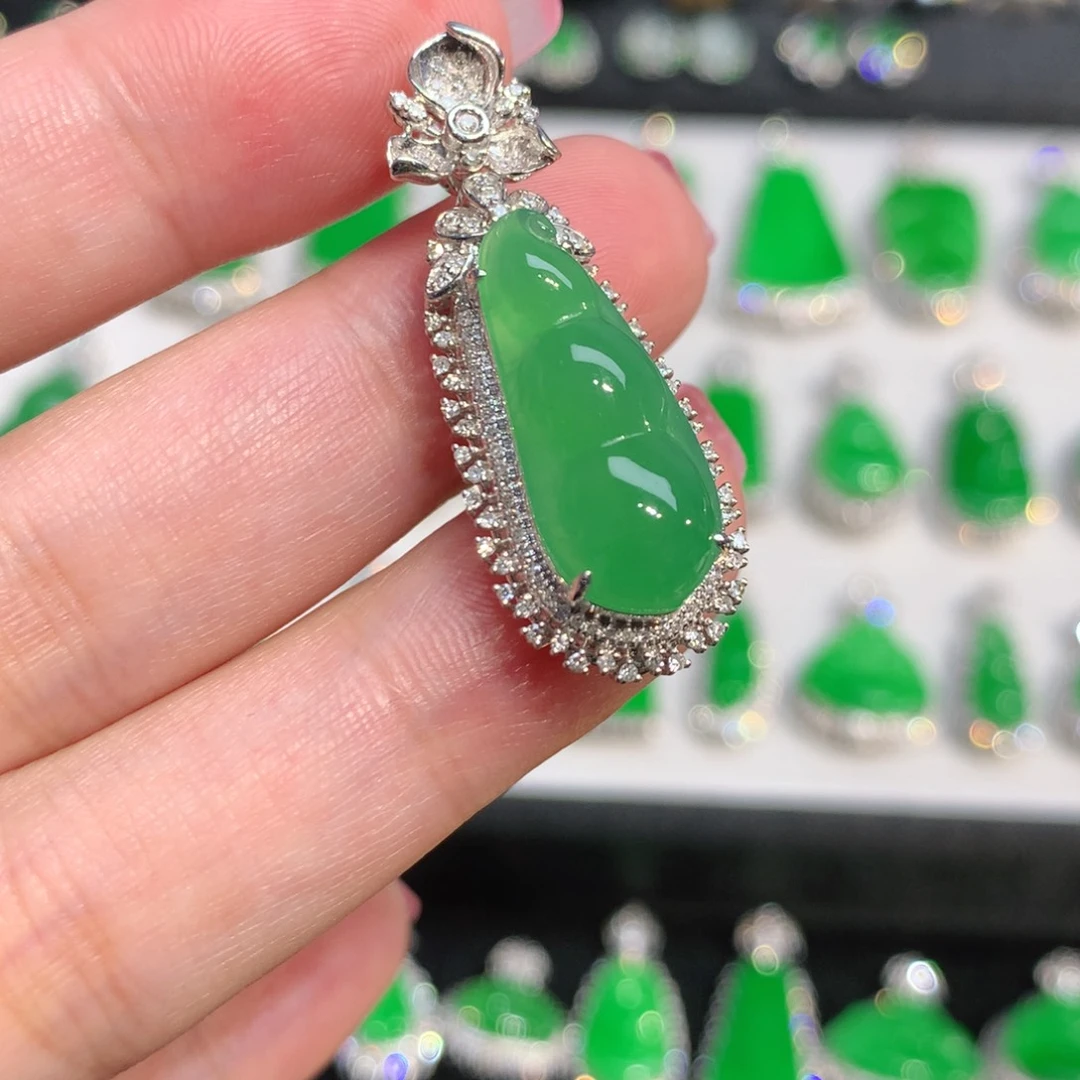 翡翠18K金镶嵌颈饰