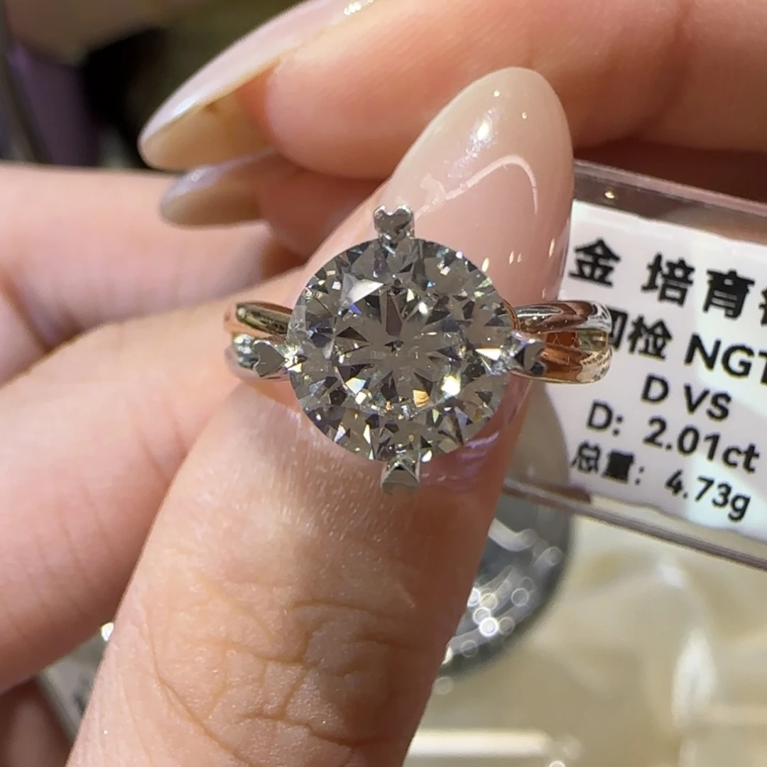 18K金镶嵌实验室培育钻石双色爱心四爪2卡
