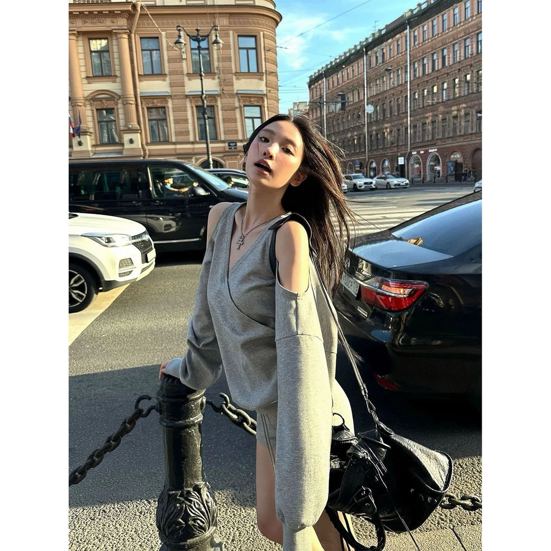 设计感灰色v领露肩长袖卫衣女秋季休闲套装慵懒风直筒短裤两件套