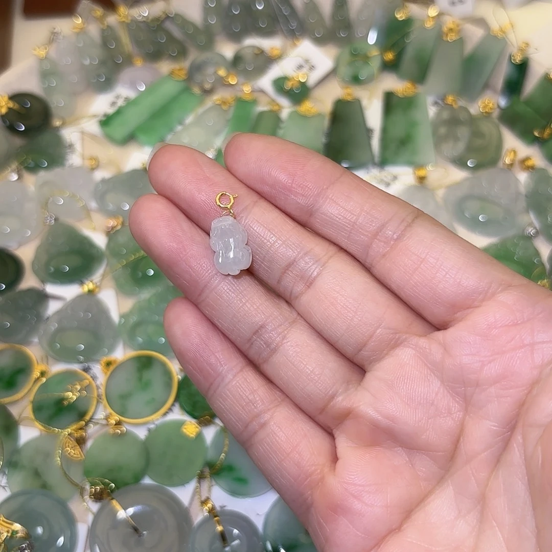 翡翠18K金镶嵌颈饰貔貅