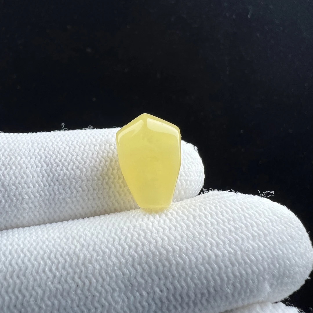 R1746天然蜜蜡俄料鲨鱼背三通11X16mm T009