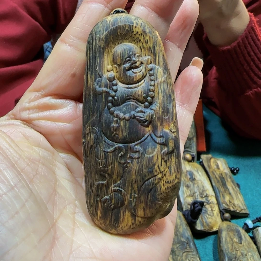 沉香吊坠海南白奇乌身老料雕刻佛公带绳15.5克