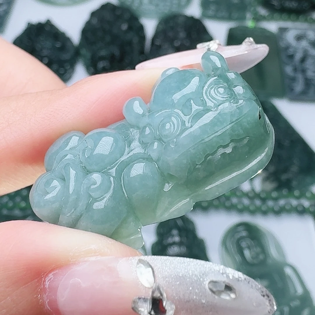 翡翠未镶嵌颈饰多样性发其一
