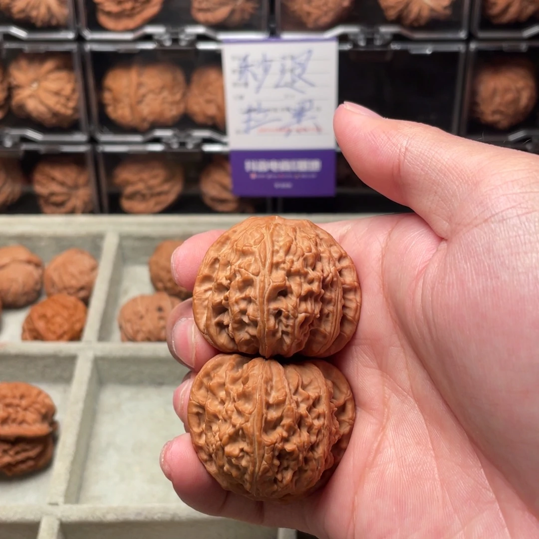 文玩核桃吊坠白狮子