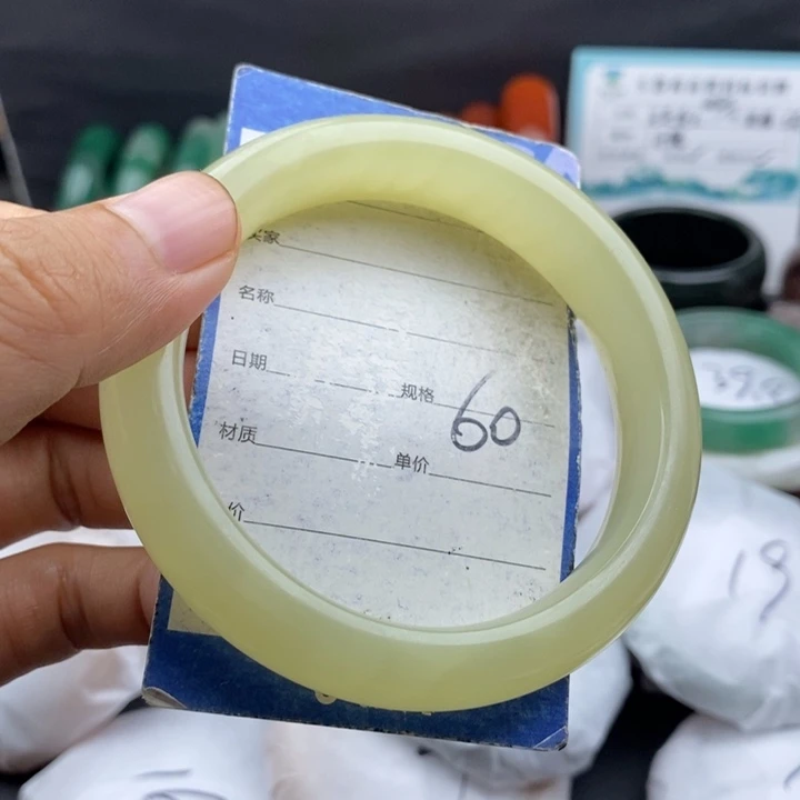 未镶嵌手镯石英质玉