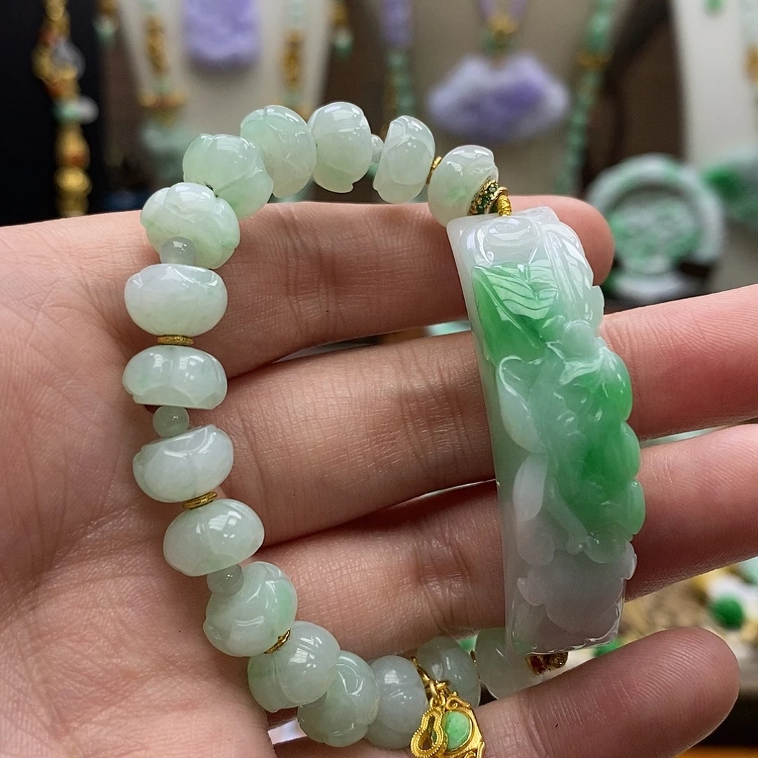 翡翠未镶嵌颈饰手链