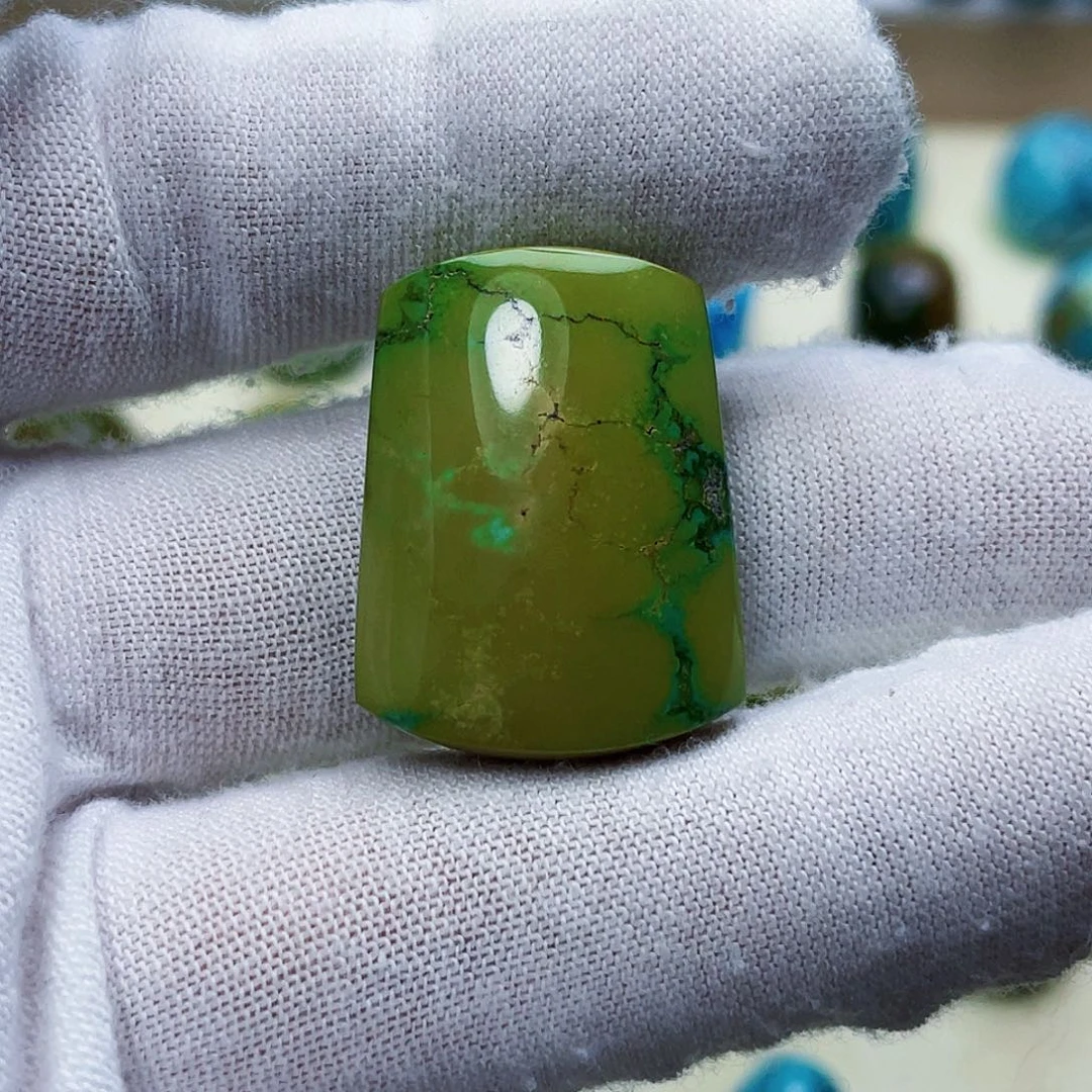 绿松石未镶嵌颈饰