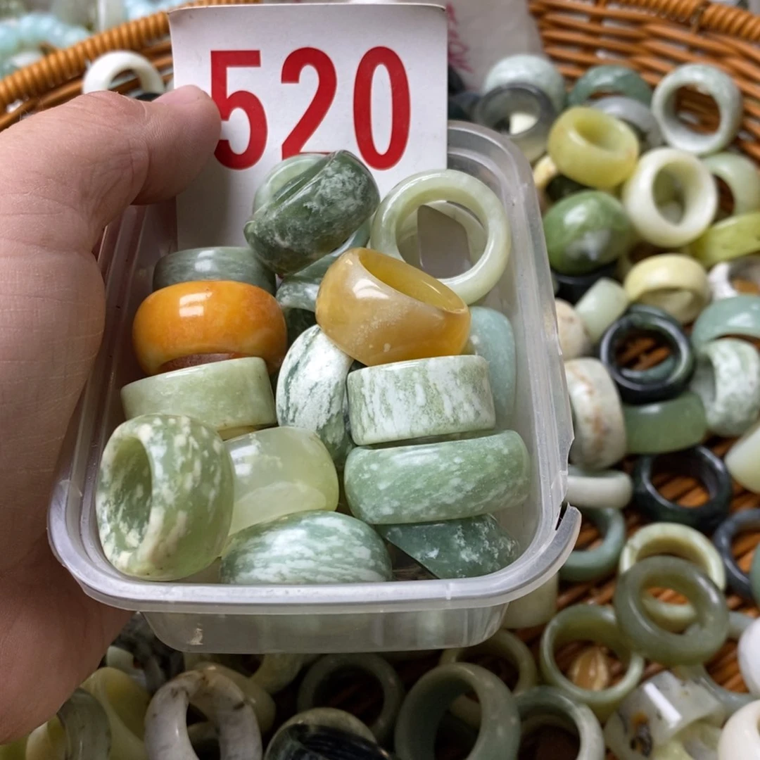 蛇纹石玉挂坠未镶嵌