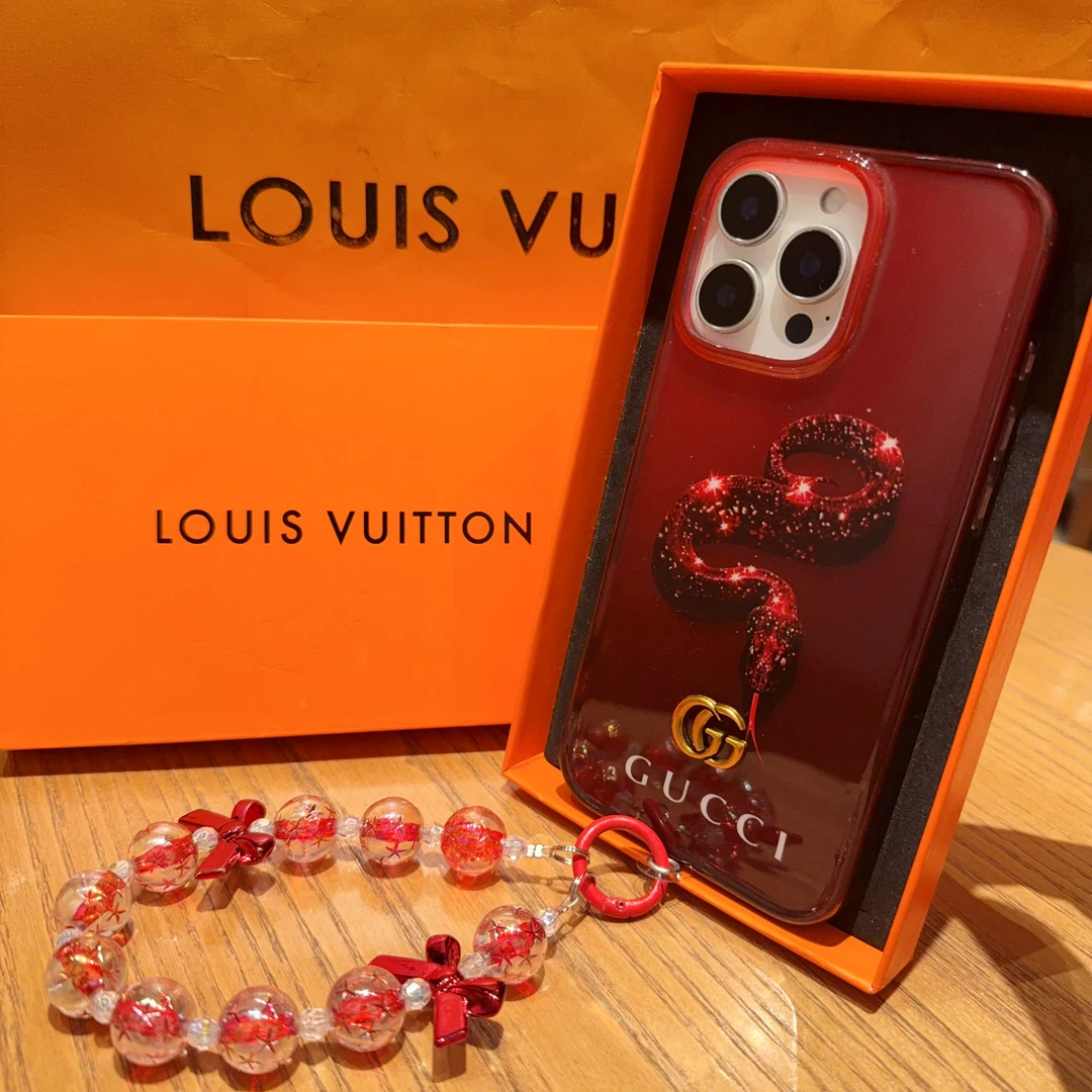 蛇年苹果16promax手机壳新款适用iPhone15带手链14/13情侣古驰ins