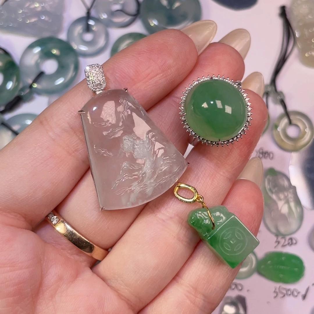 小***发翡翠18K金镶嵌颈饰