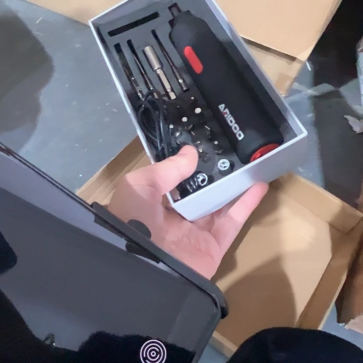 电动螺丝刀套装。