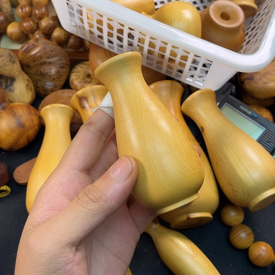鑫***莹把件柏木（崖柏）瓶子