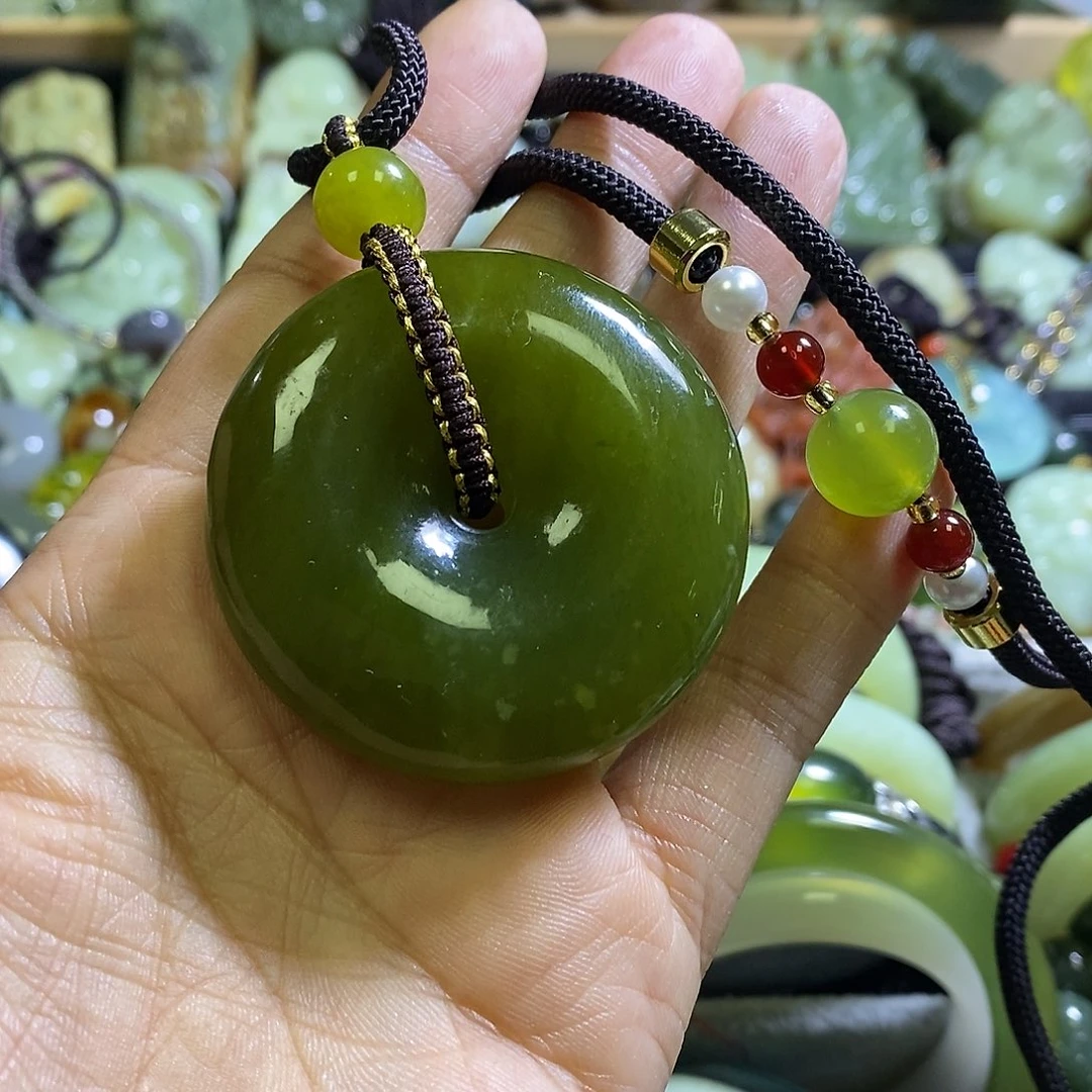 岫玉未镶嵌颈饰一个