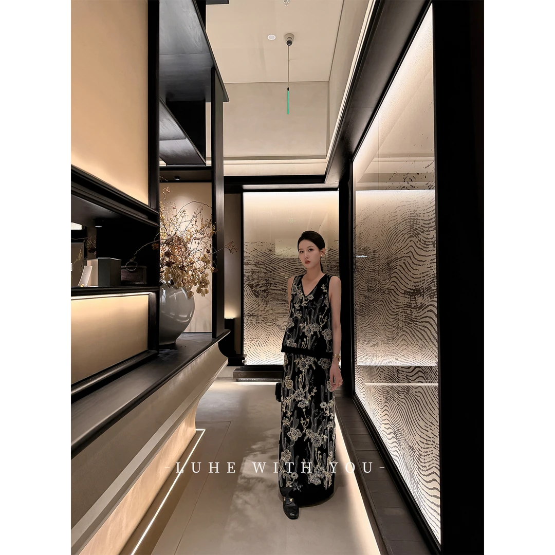 LUHE【莫桑花镜】hehe私服设计感V领重工丝绒绣花上衣+丝绒绣花半裙