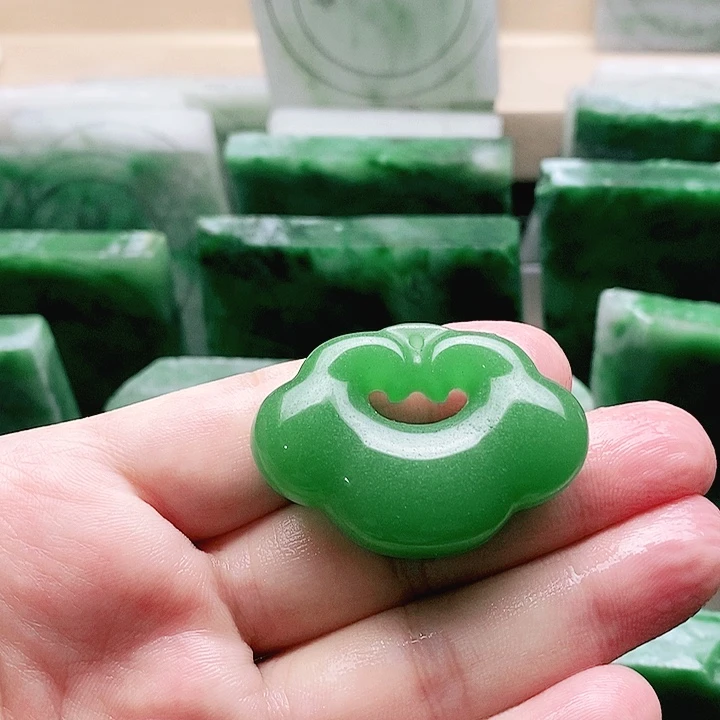 渠****手镯石英质玉未镶嵌