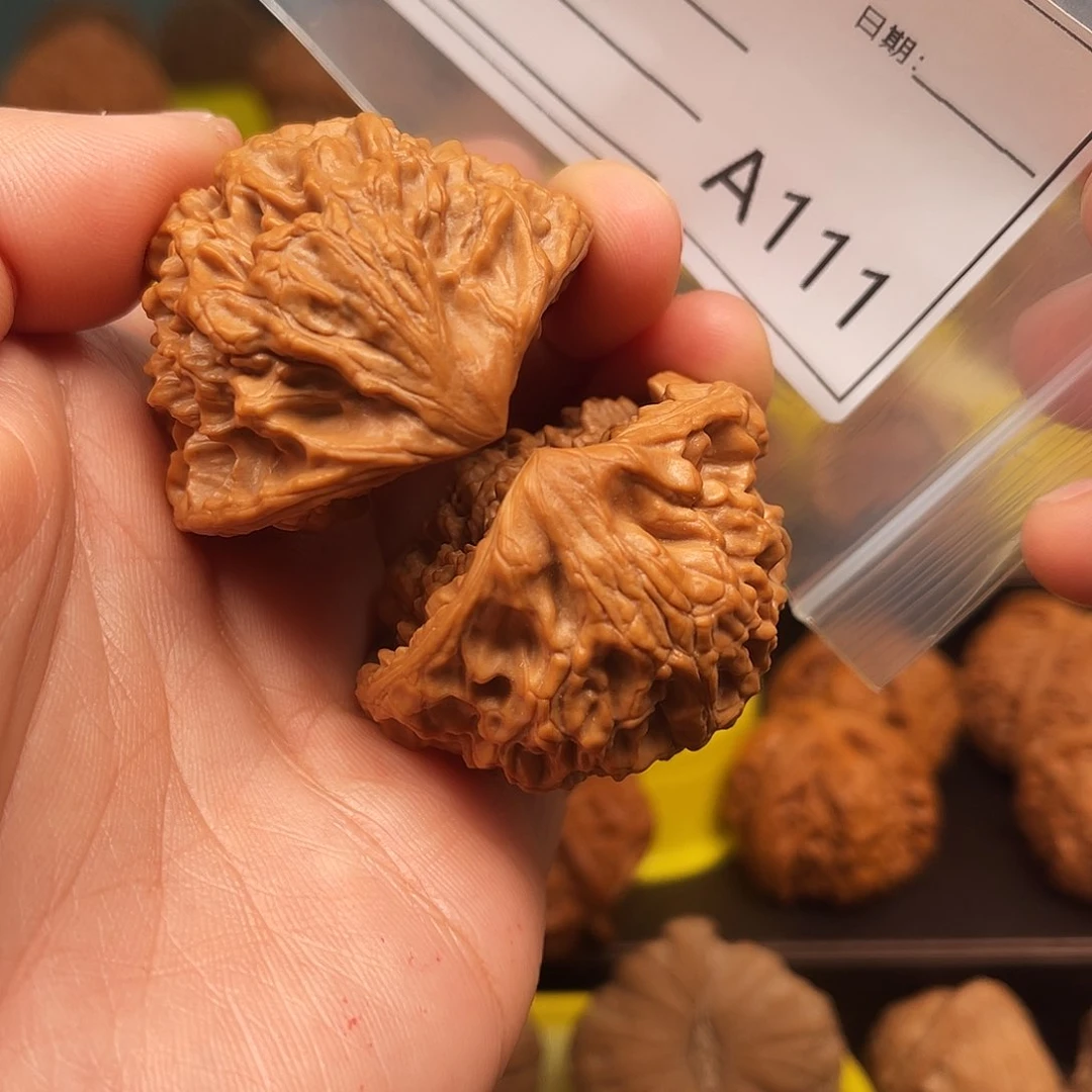 文玩核桃吊坠吐我哦我，大舌头