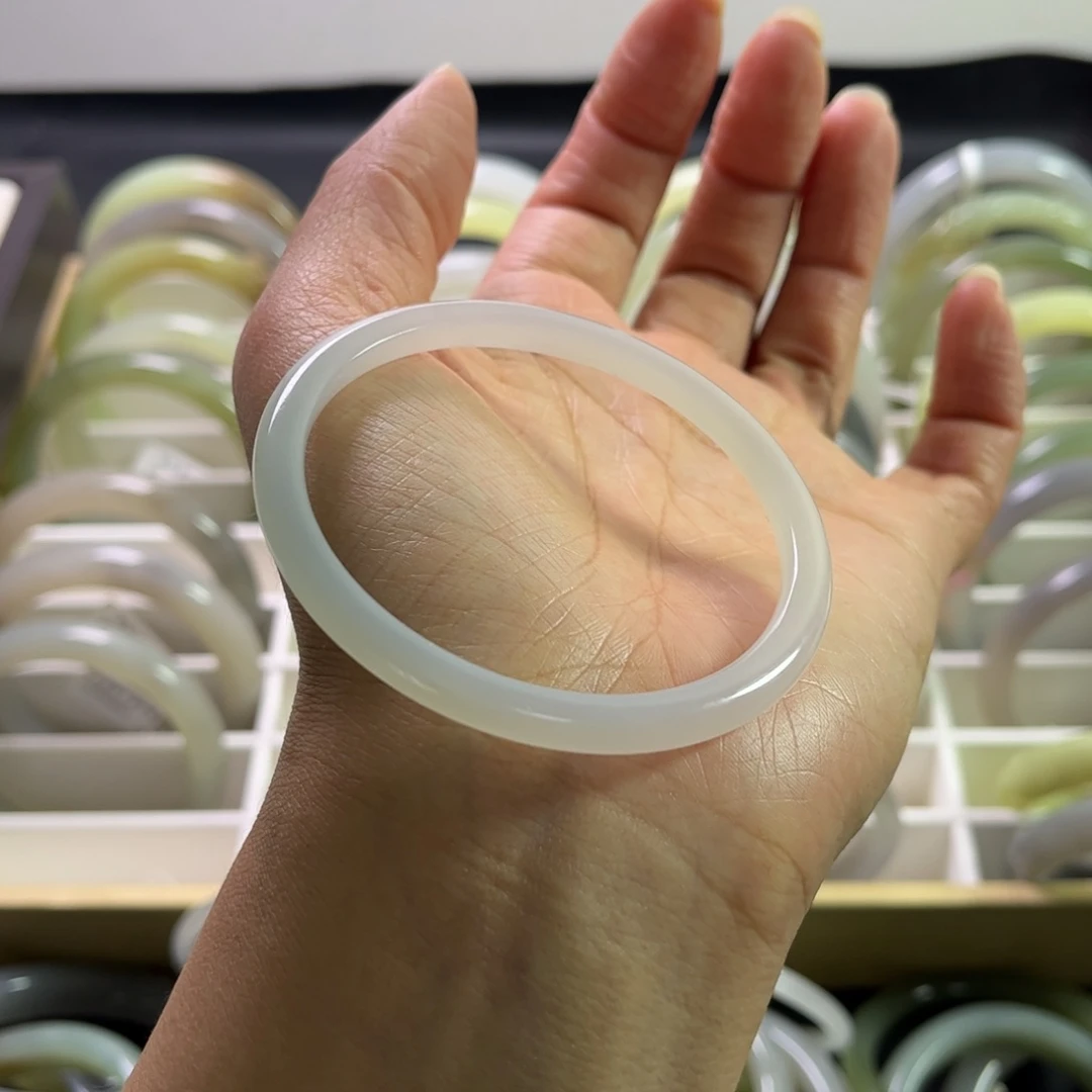 和田玉手镯55.8圈未镶嵌