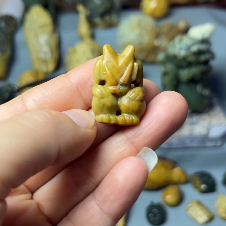 未镶嵌岫岩河磨玉（透闪石质玉）挂件