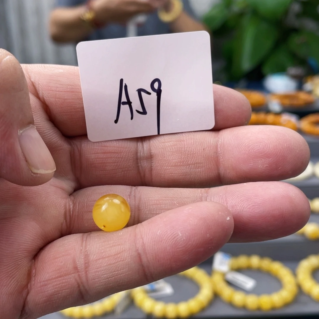 未镶嵌琥珀手链多样性发，发其中一件