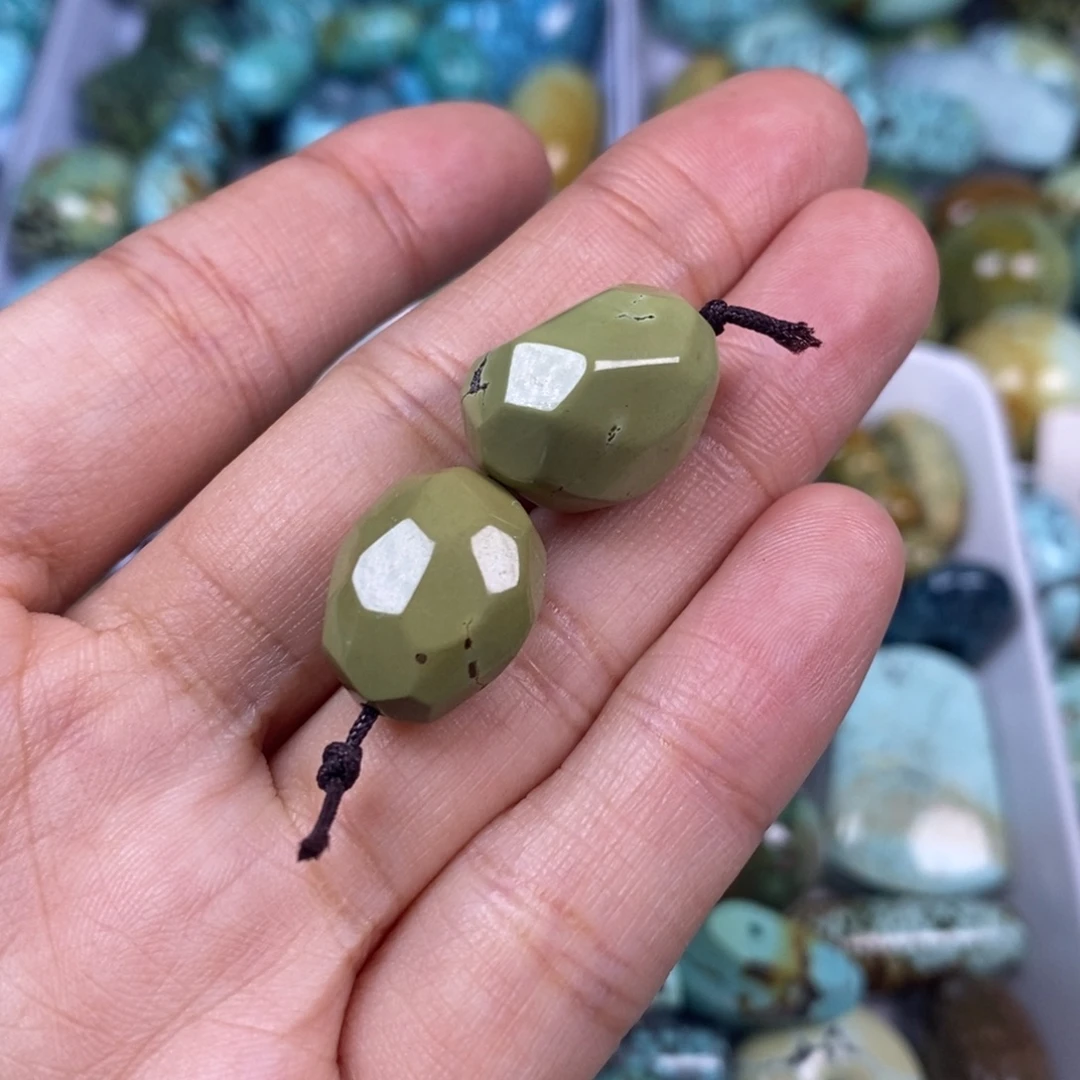 绿松石未镶嵌颈饰