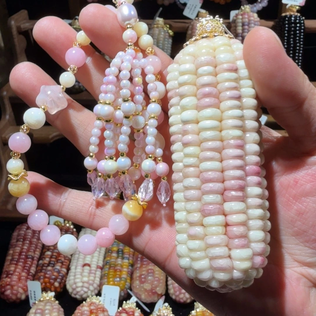 白月光粉晕染恭喜发财