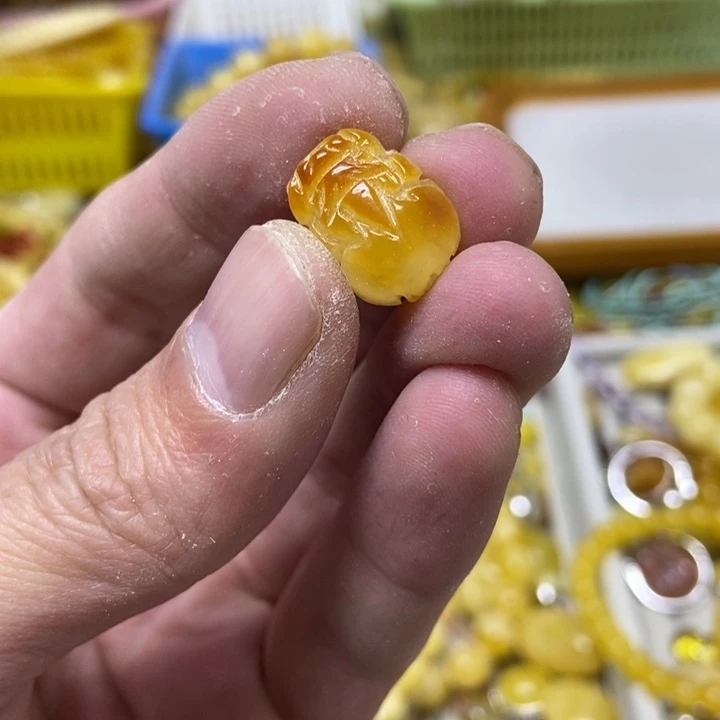 蜜蜡未镶嵌裸石吊坠