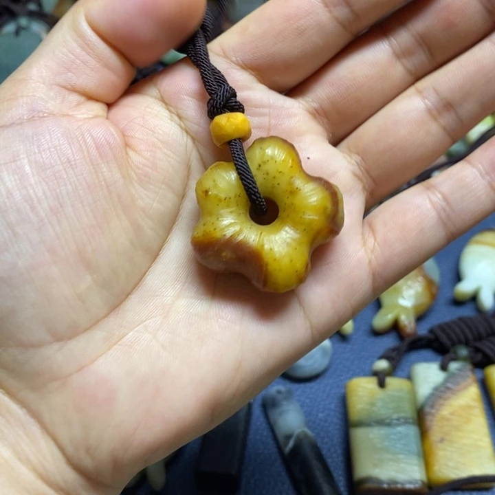 未镶嵌蛇纹石玉颈饰