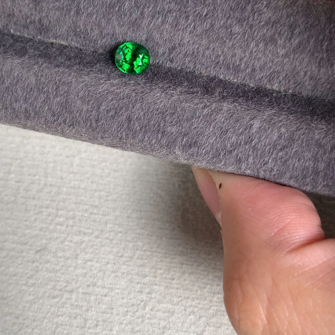 未镶嵌裸石石榴石（沙弗莱）1.06 卡扎尼绿