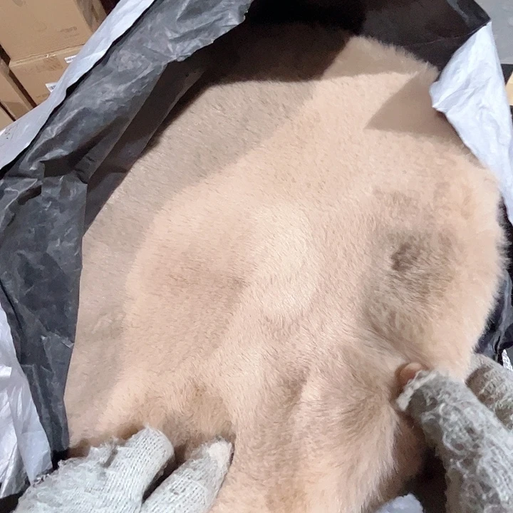 仿獭兔毛汽车坐垫全套。