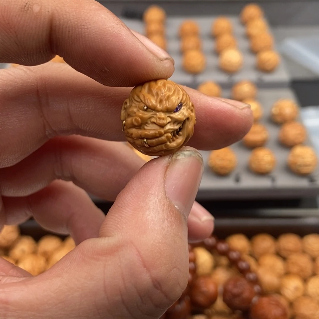 吊坠猴头核桃捂嘴