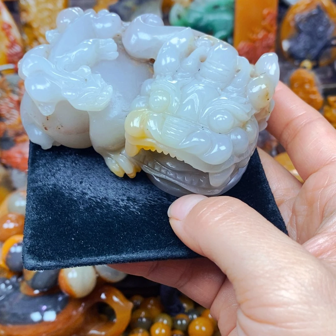 未镶嵌石英质玉（黄龙玉）颈饰