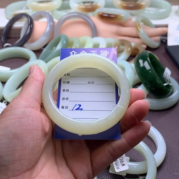 和田玉未镶嵌手镯