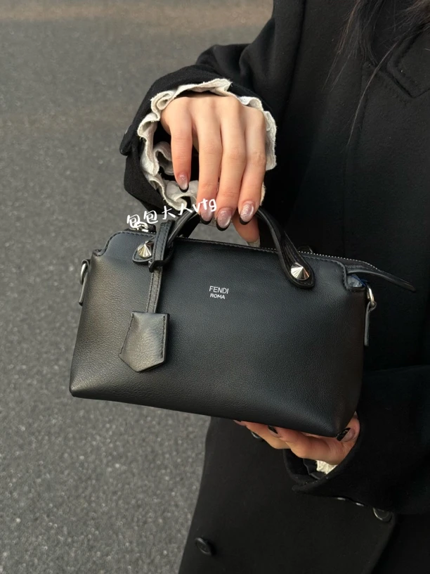 95新 FENDI/芬迪 mini全皮黑色by the way 单肩包