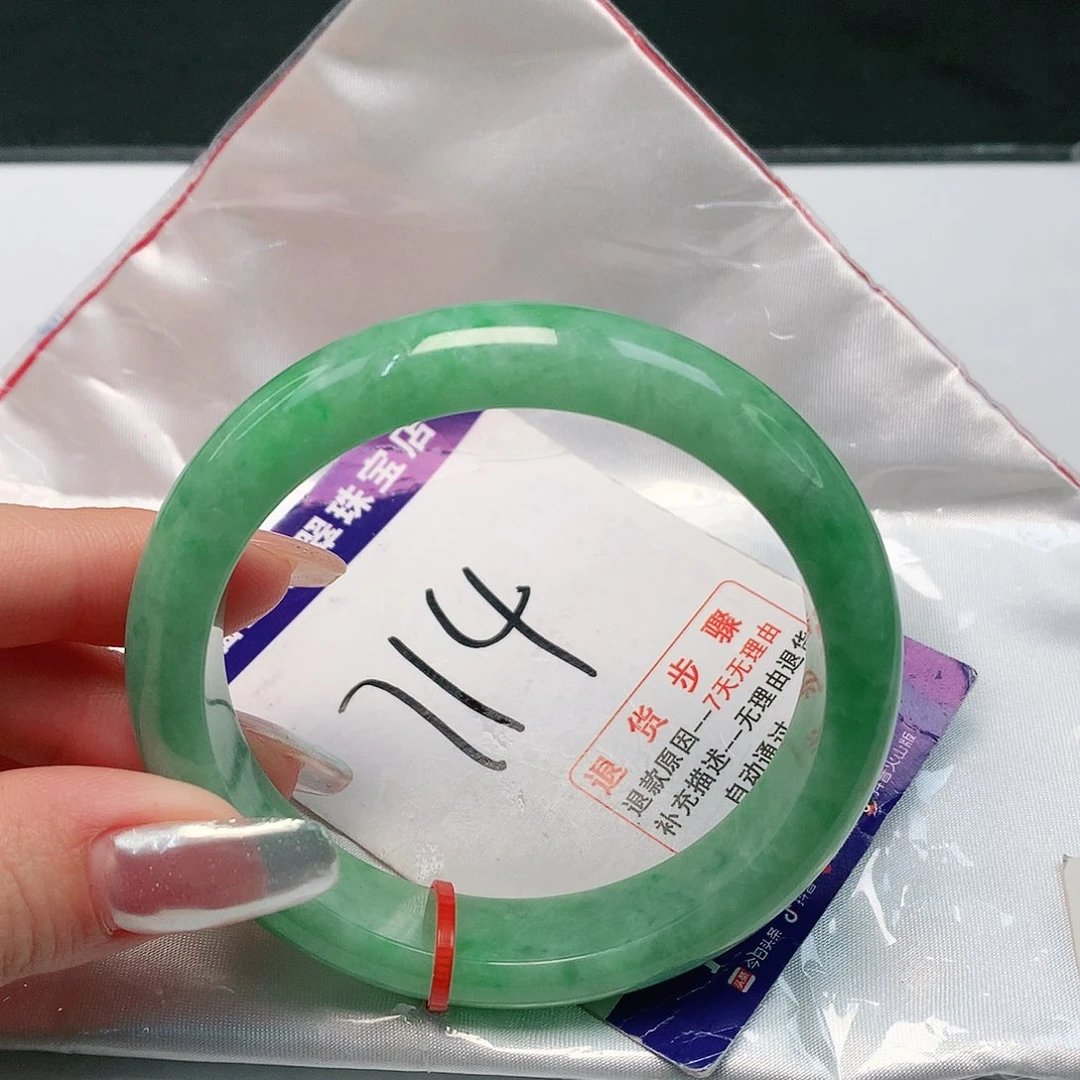 翡翠手镯未镶嵌翡翠手镯