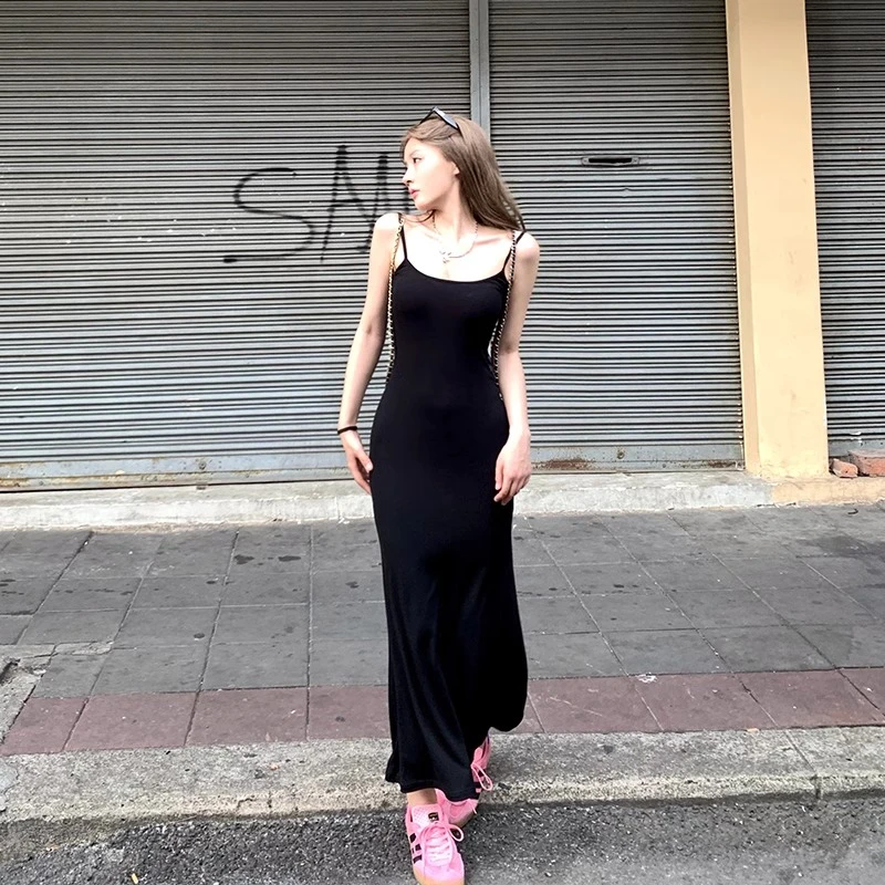 夏季法式小众卡戴珊吊带连衣裙气质收腰显瘦简约度假高级设计裙子