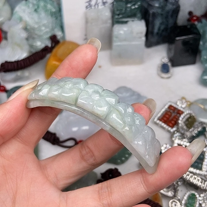 颈饰未镶嵌翡翠爱****?翡翠